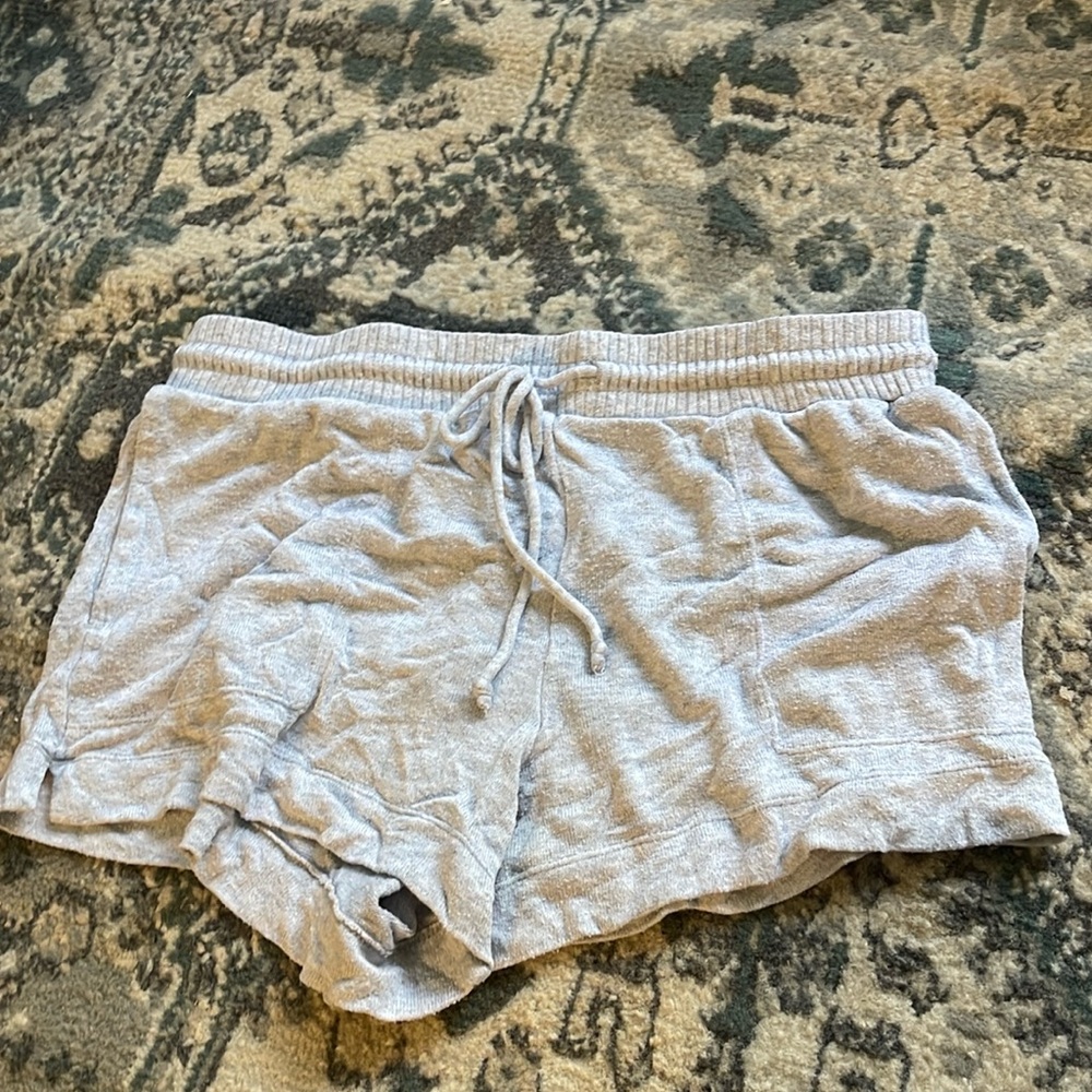 grey shorts